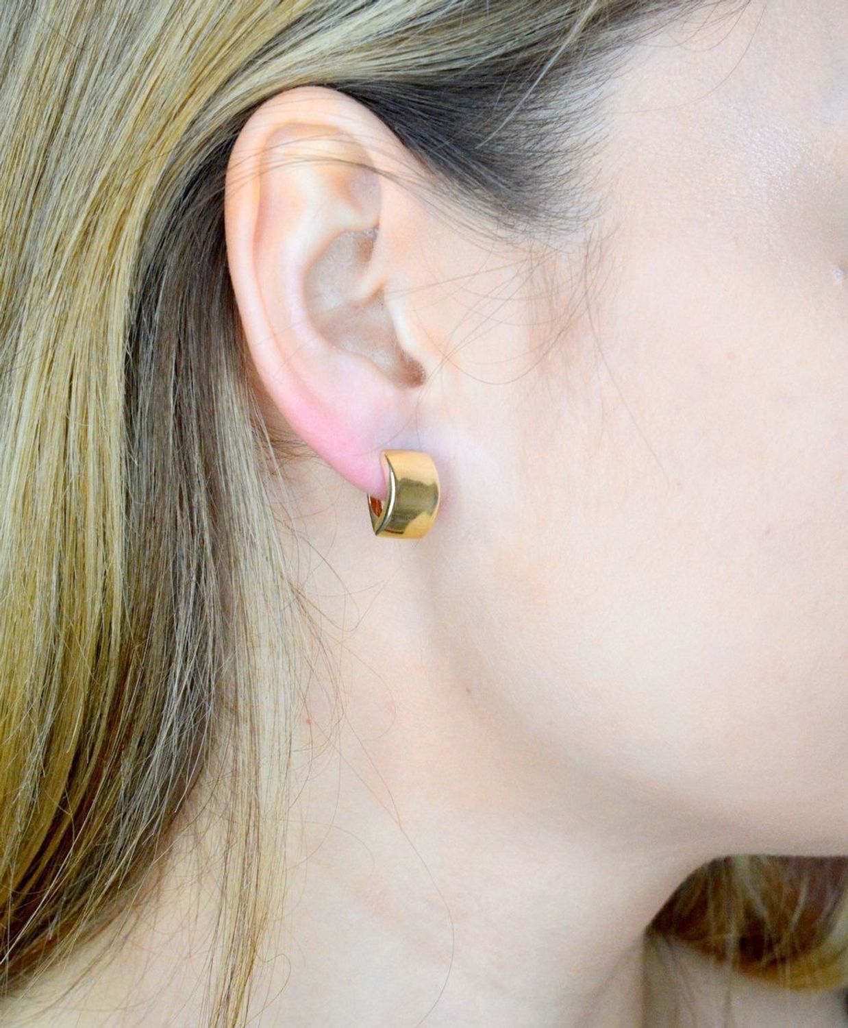 Złote kolczyki 375 gładkie angielskie KL 7067C 375. Złote kolczyki wykonane z najwyższej jakości żółtego złota, próba 375, waga około 1,37 gram. Kolczyki w minimalistycznym stylu, wpisujące się w obecne trendy modowe..jpg